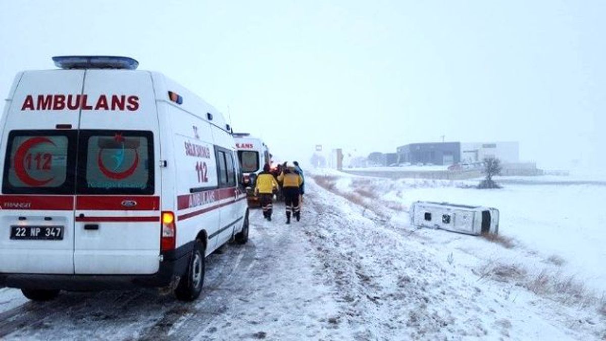 Edirne\'de Yolcu Minibüsü Devrildi: 10 Yaralı
