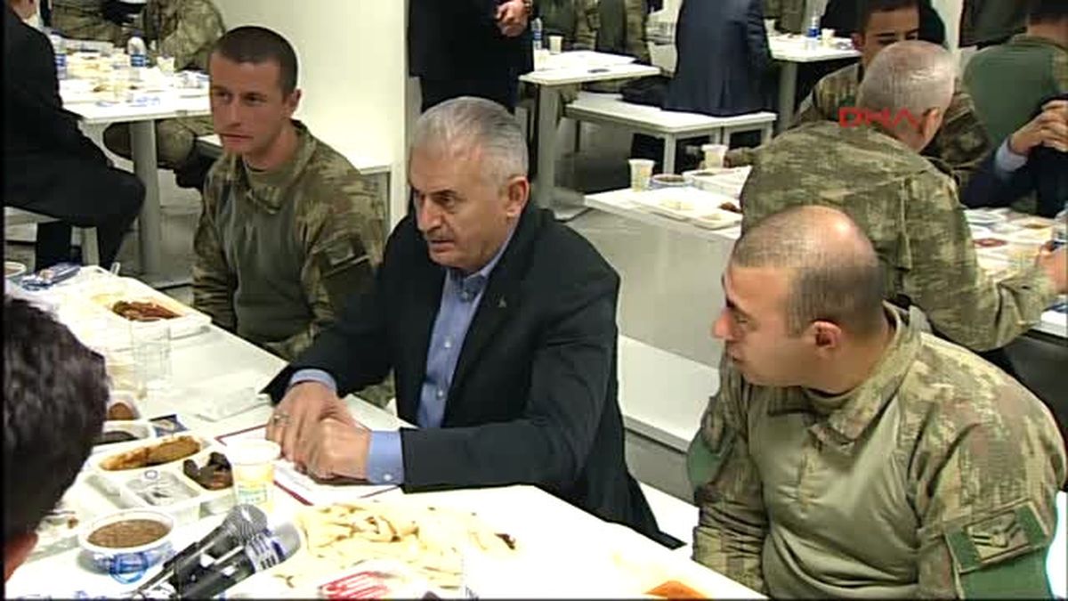Gaziantep Oğuzeli Başbakan Yıldırım Askerlerle Birlikte Karavandan Yemek Yedi