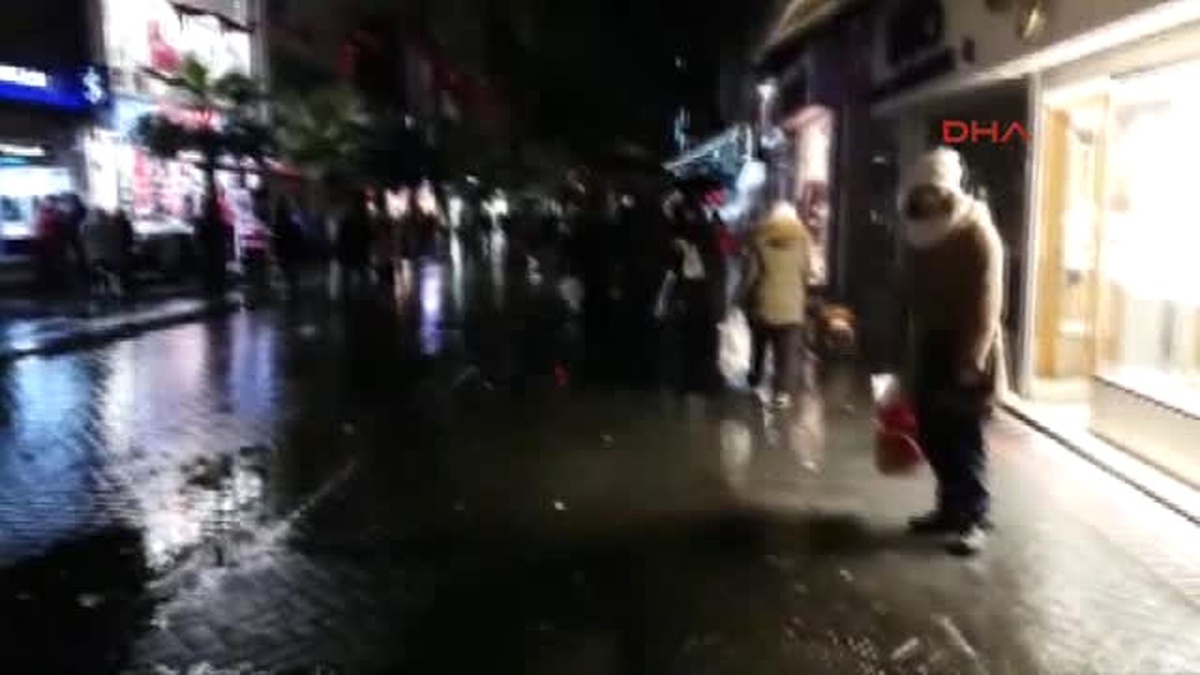 Gaziosmanpaşa\'da Elektrik Kesildi; En Işlek Cadde Karanlığa Gömüldü