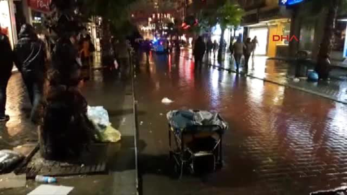 Gaziosmanpaşa\'da Elektrik Kesildi; En İşlek Cadde Karanlığa Gömüldü