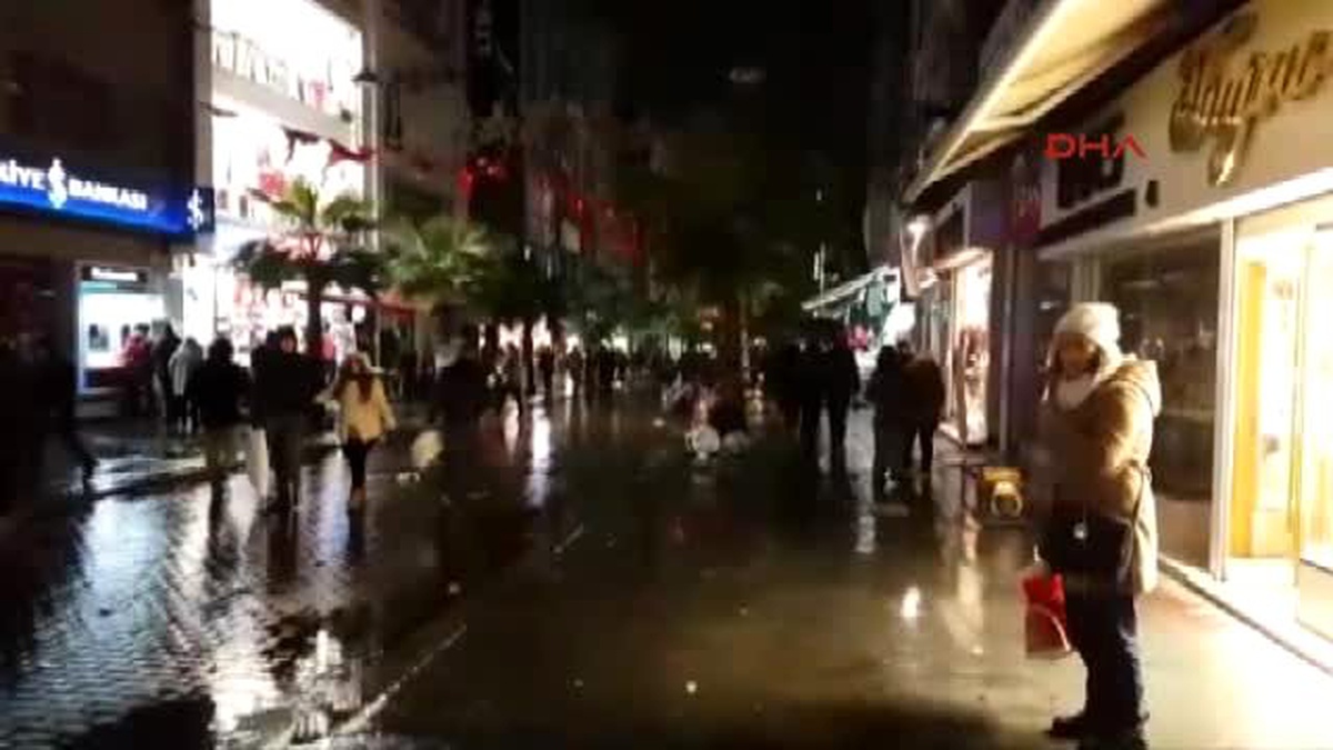 Gaziosmanpaşa\'da Elektrik Kesildi; En İşlek Cadde Karanlığa Gömüldü