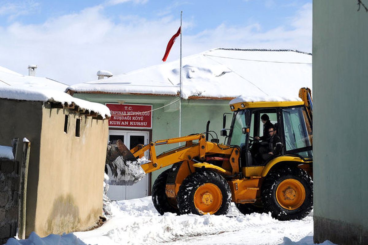 Hem İmam Hem Kepçe Operatörü