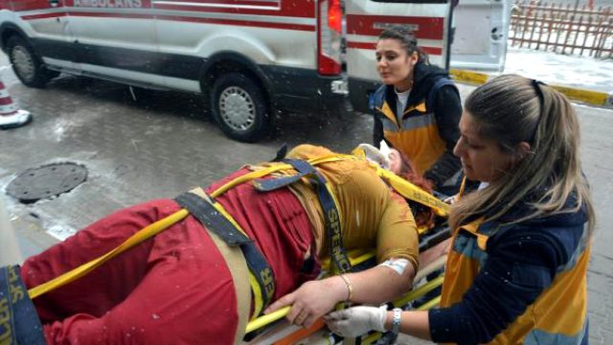 İkinci Katın Balkonundan Atlayıp İntihara Kalkışan Kadın Yaralandı