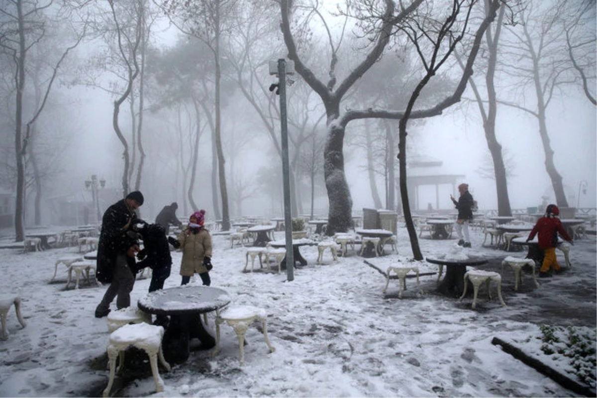 İstanbullular 2016\'ya Kar Manzarasında Veda Etti
