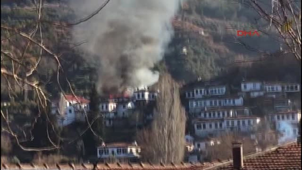Izmir Şirince\'de 200 Yıllık Tarihi Rum Evleri Yandı