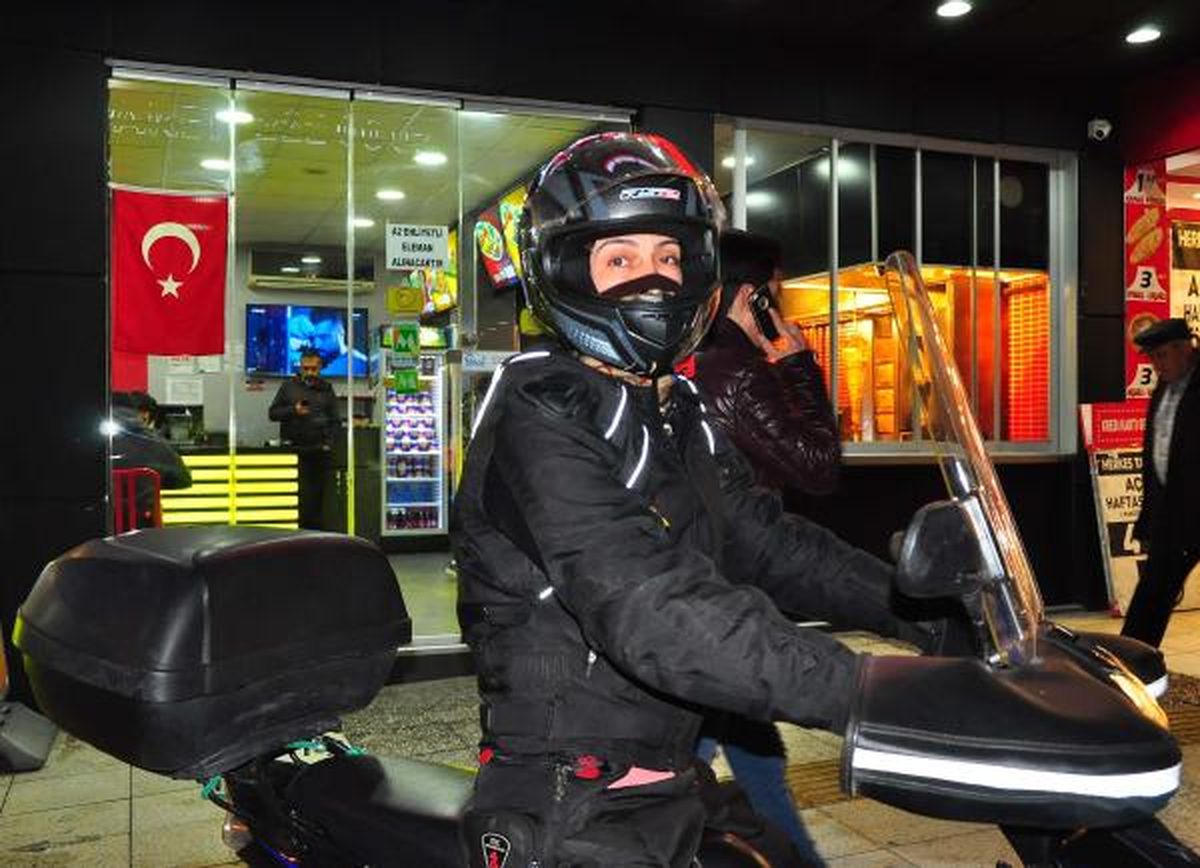 Kadın Motorlu Kurye Şaşırtıyor