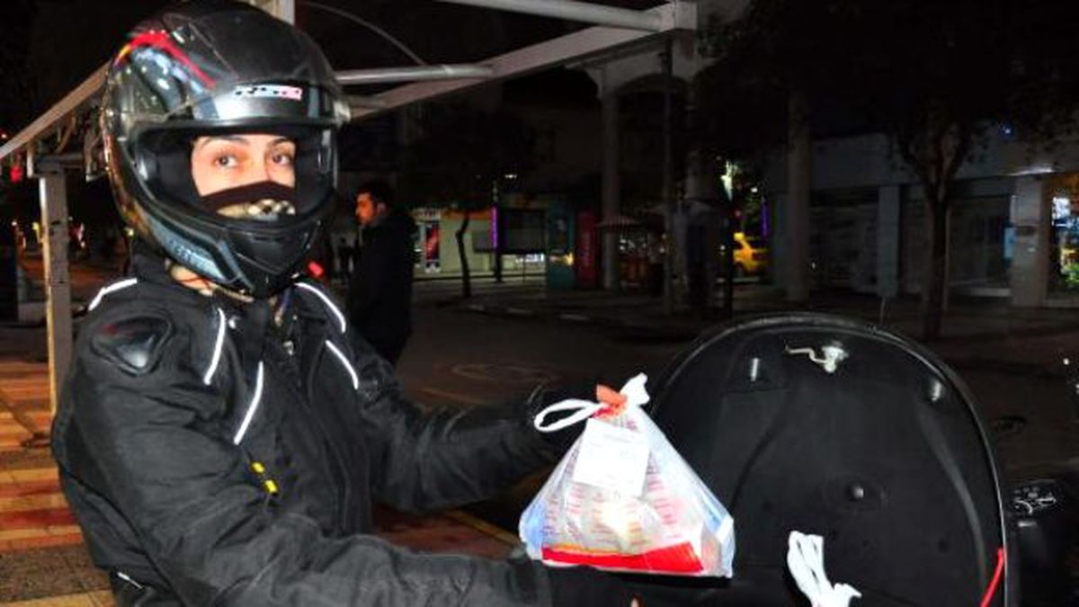 Kadın Motorlu Kurye Şaşırtıyor