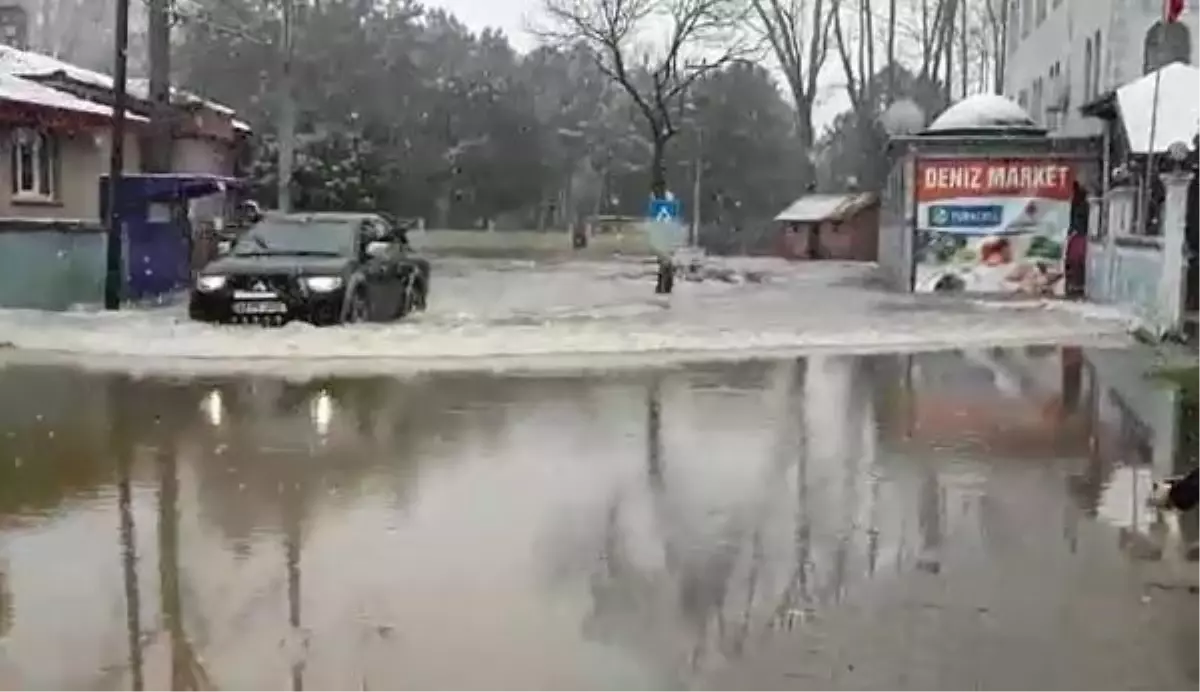 Karasu\'da Mahalleyi Su Bastı