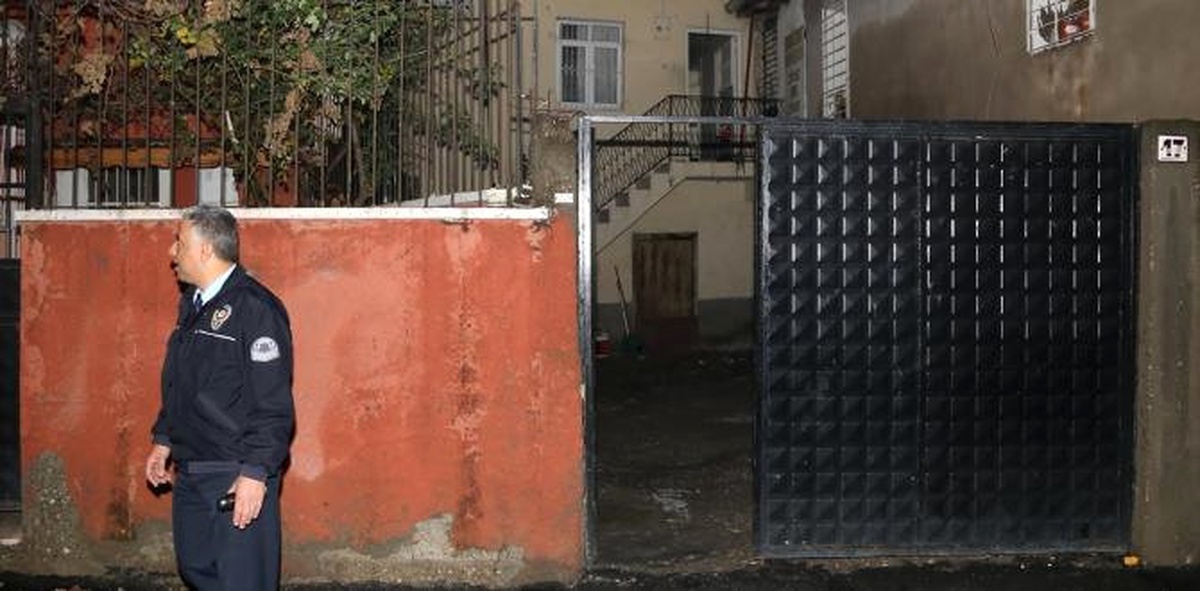 Karısına Kızıp Evini Ateşe Verdi, Bir Kişiyi Bıçakladı