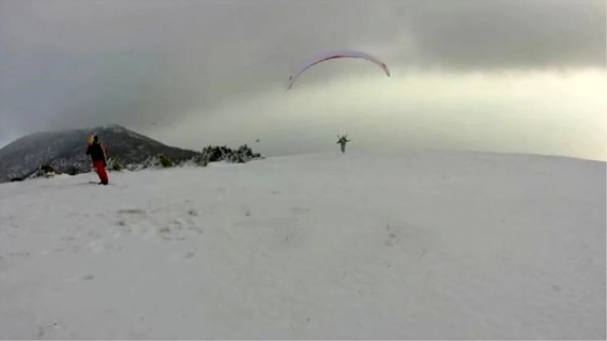Karla Kaplı Ganos Dağı\'nda Yamaç Paraşütü