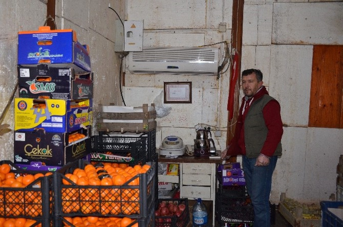 Kendisi Yerine Donmasınlar Diye Meyve ve Sebzelerini Isıtıyor
