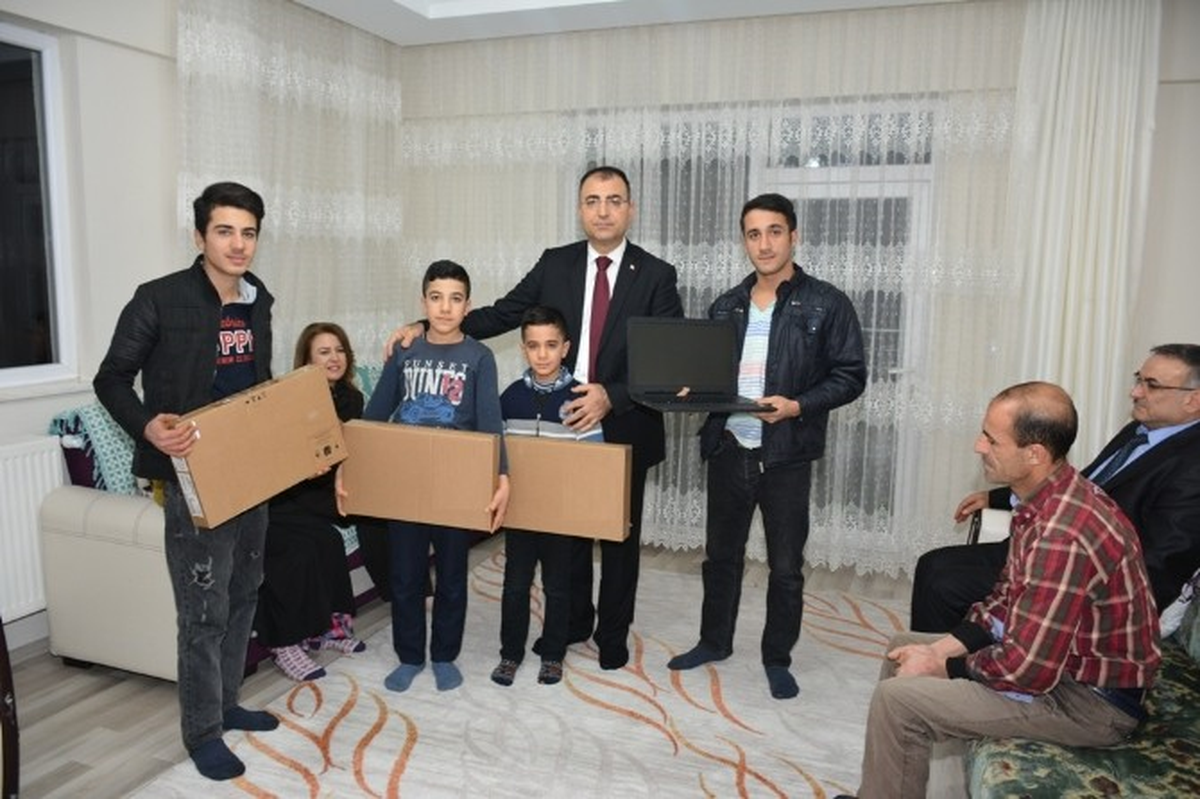 Malatya\'da 10 Adet Diz Üstü Bilgisayar Şehit Ailelerine Hediye Edildi