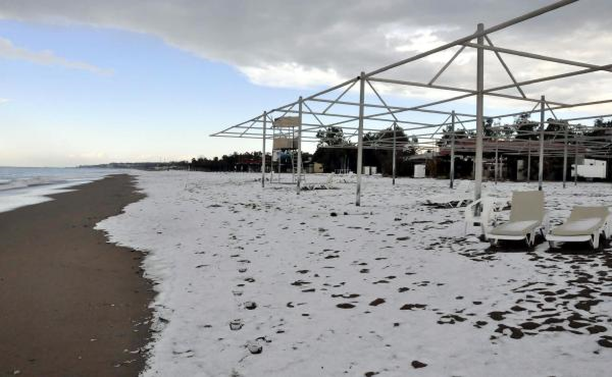 Manavgat\'ta Dolu Sahili Beyaza Bürüdü