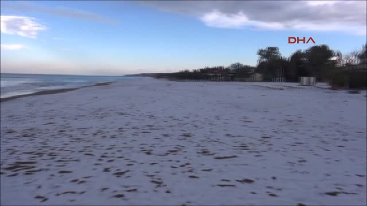 Manavgat\'ta Dolu Sahili Beyaza Bürüdü