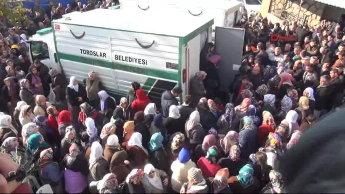 Mersin Sele Kapılarak Ölen Genç Çift Son Yolculuğuna Beraber Uğurlandı 1