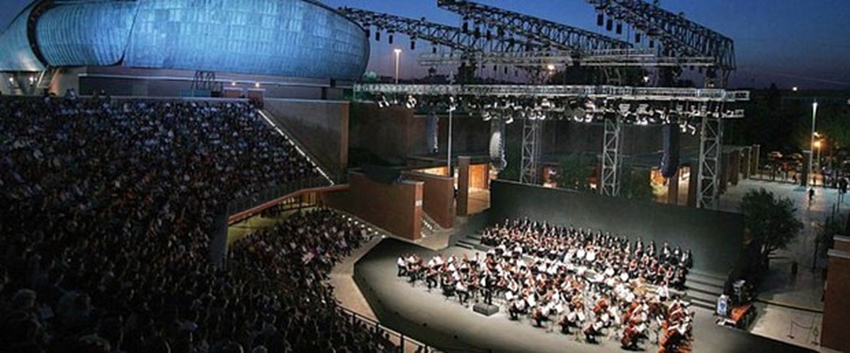 Noel Baba Yoktur" Diyen Orkestra Şefi İşinden Oldu