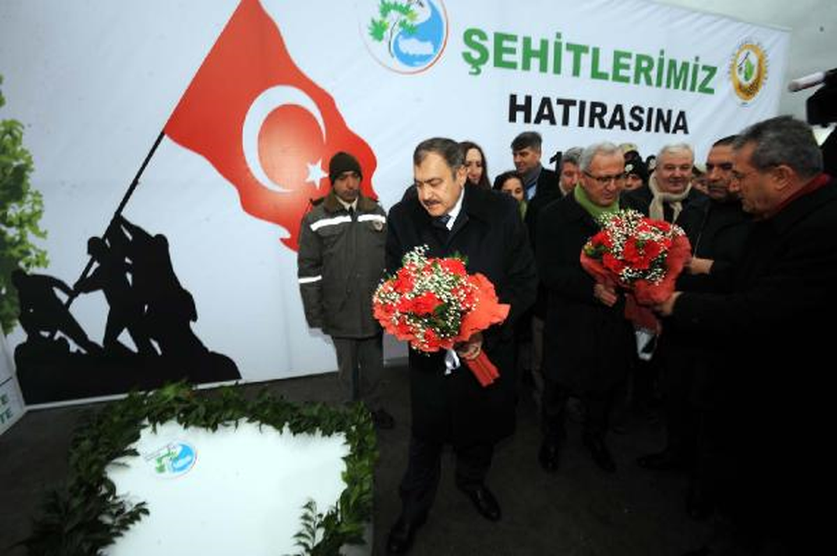 Orman Bakanı Şehitler Tepesi\'nde