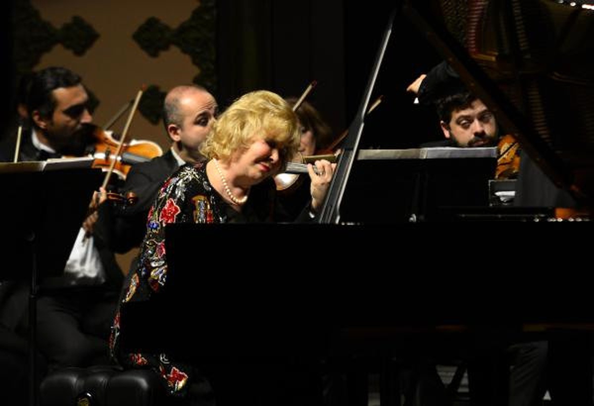 Piyanist Gülsin Onay Mersinlileri Büyüledi