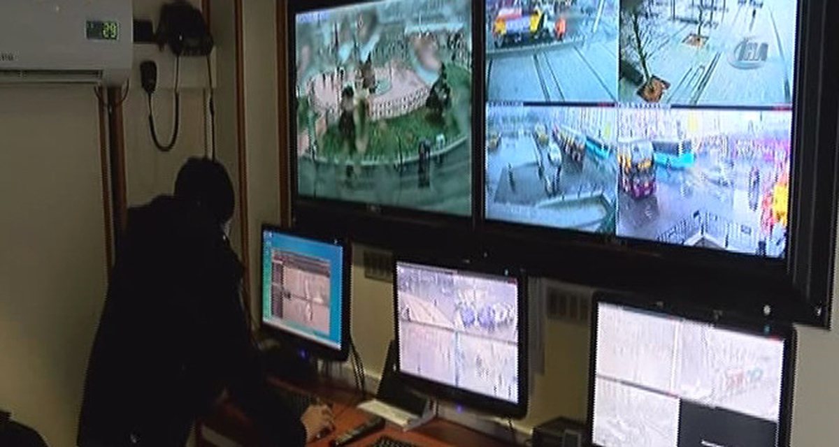 Polis Taksim\'i Mobese Tırı ile İzliyor