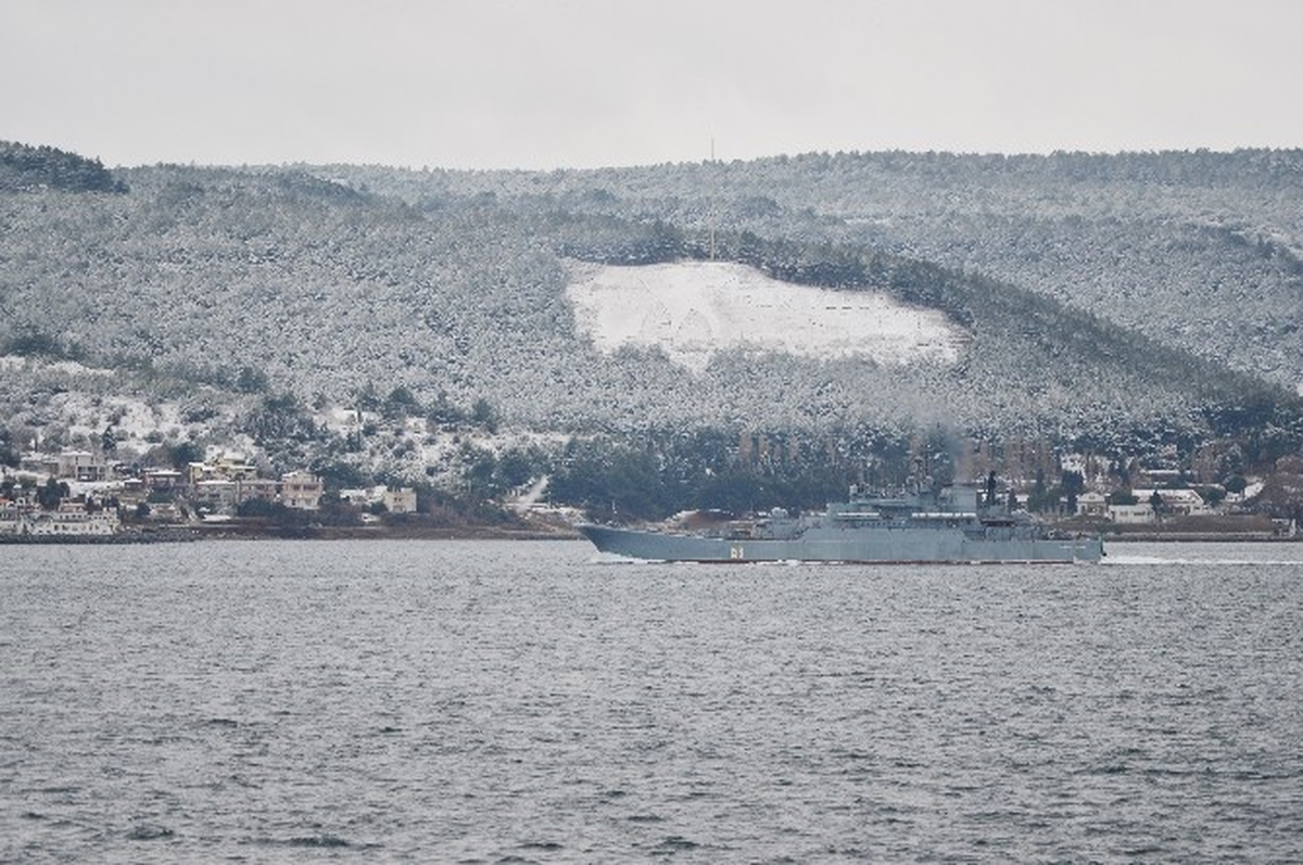 Rus Savaş Gemisi Çanakkale Boğazı\'ndan Geçti