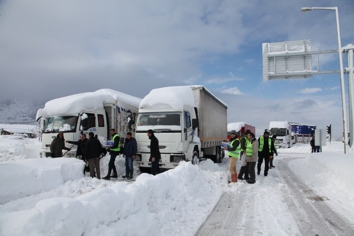 Seydişehir\'de Yolun Açılmasını Bekleyenlere Kumanya İkramı