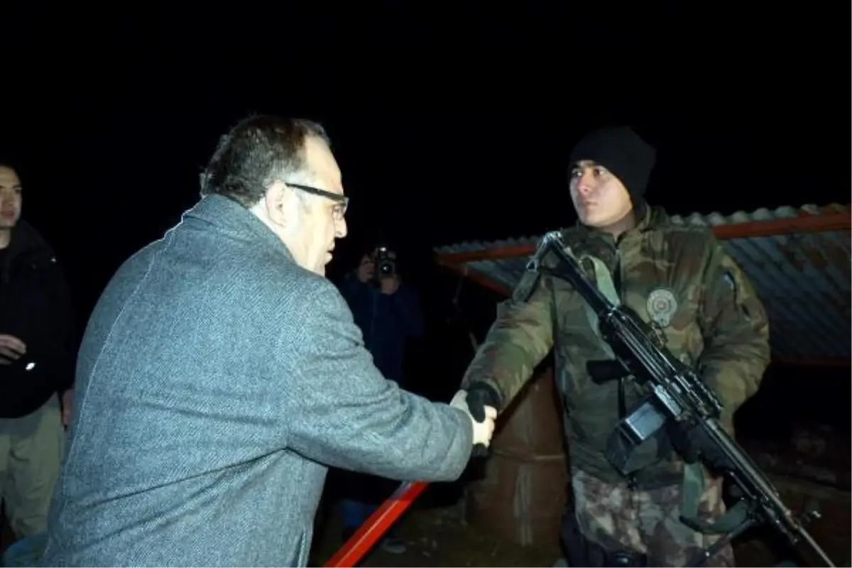 Siirt Valisi Tutulmaz, Yılbaşı Gecesi Mevzideki Asker ve Polisleri Ziyaret Etti
