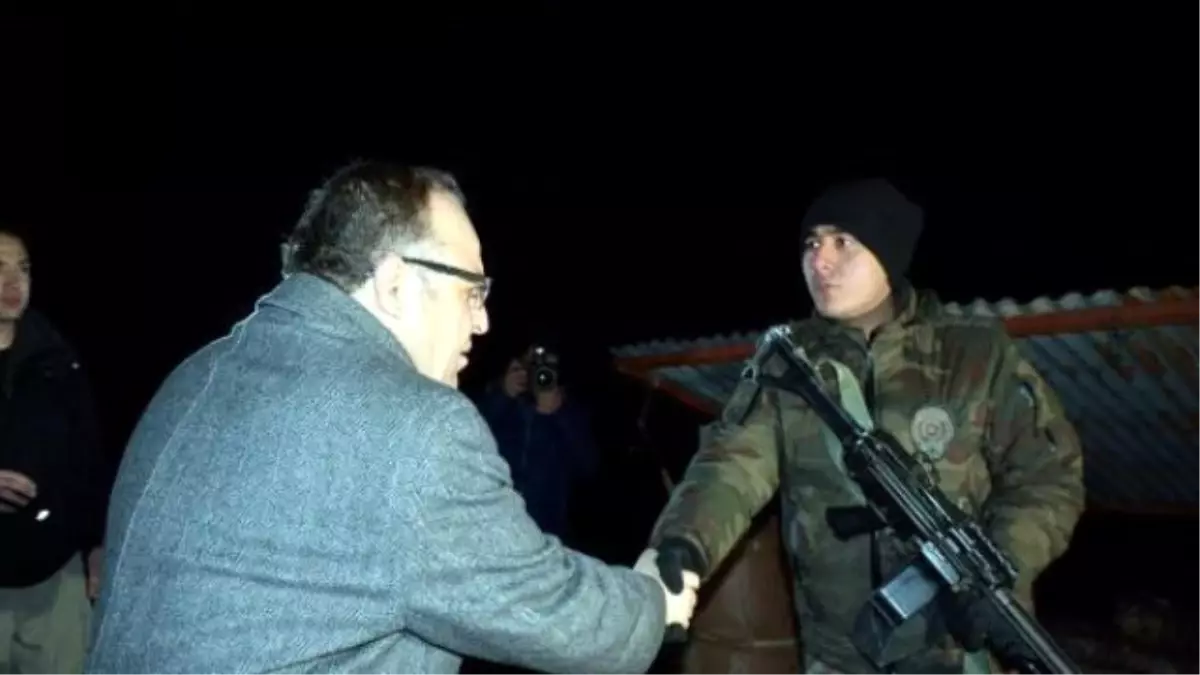 Siirt Valisi Tutulmaz, Yılbaşı Gecesi Mevzideki Asker ve Polisleri Ziyaret Etti