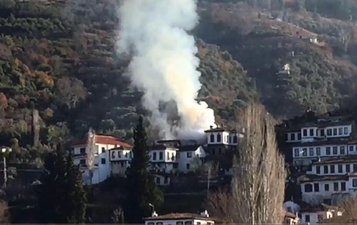 Şirince\'de 200 Yıllık Tarihi Rum Evleri Yandı