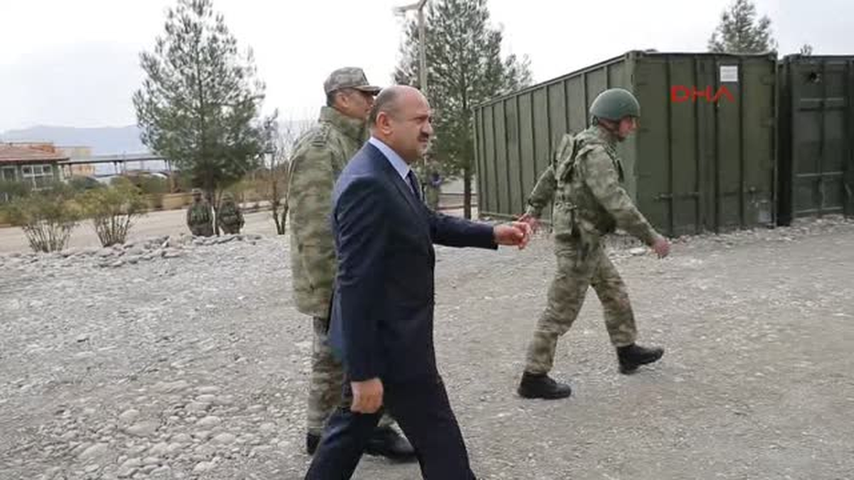 Şırnak\'ta Geceyi Askerlerle Geçiren Bakan Işık; Terör Örgütünün Beli Kırıldı