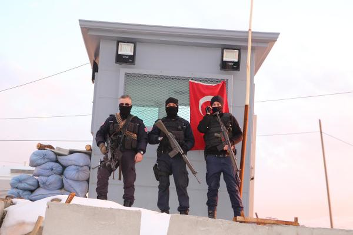 Şırnak\'ta Polis, Yeni Yıla Eksi 10 Derecede Nöbet Tutarak Giriyor