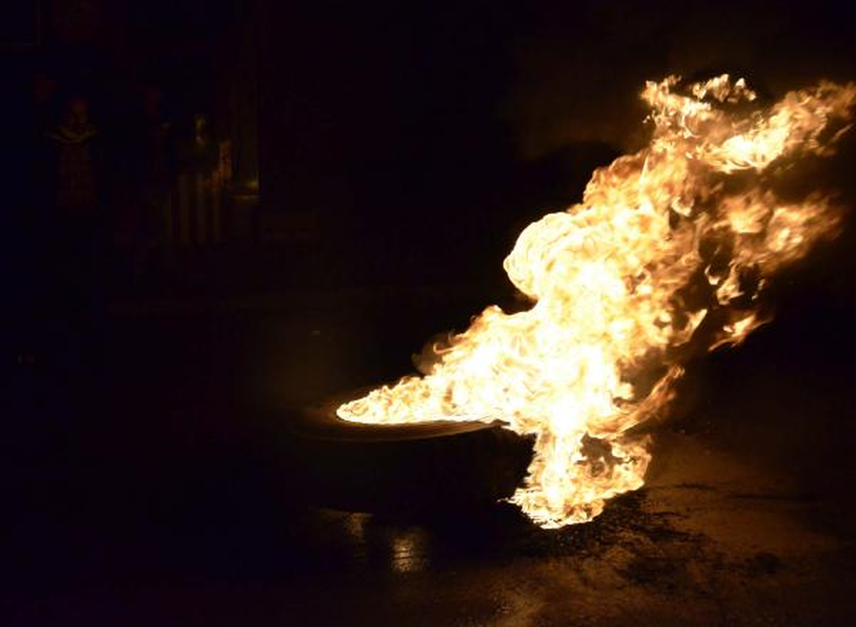 Siverek\'te, E0lektrik Kesintilerini Lastik Yakarak Protesto Ettiler