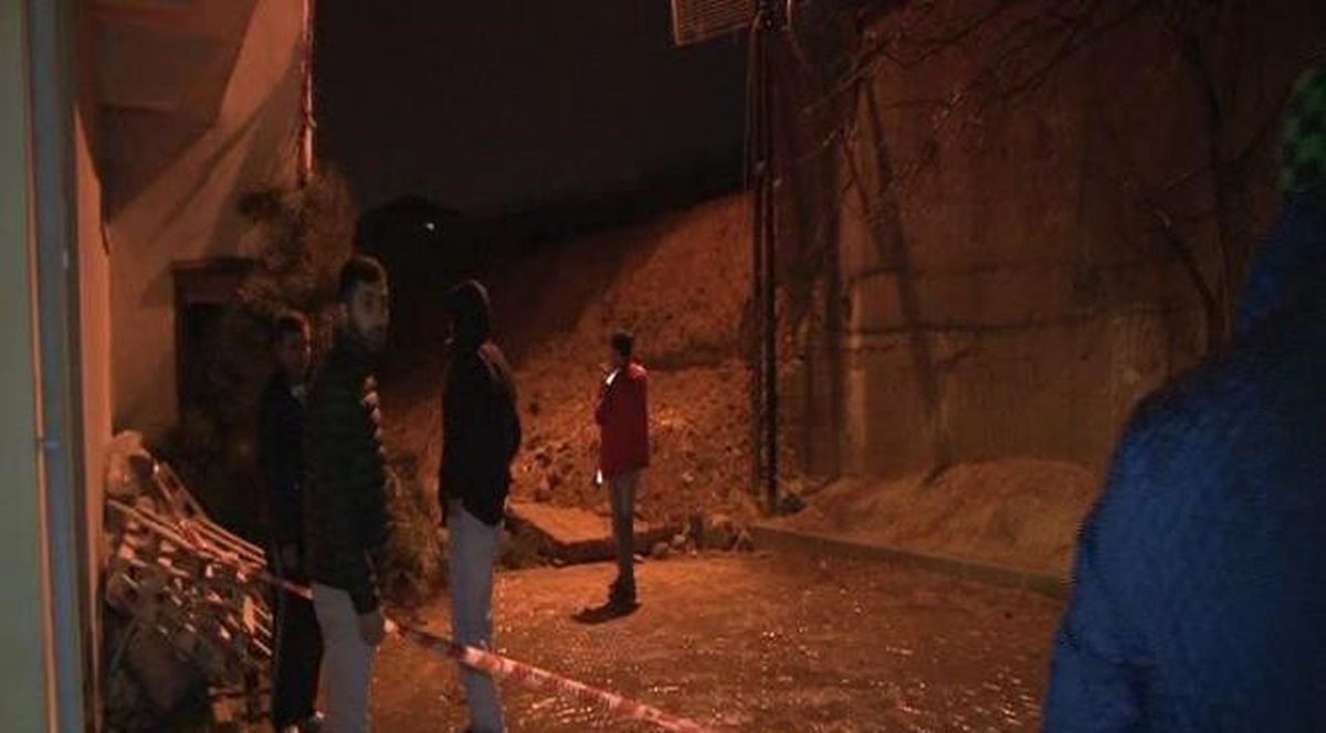 Sultanbeyli\'de İstinat Duvarı Çöktü