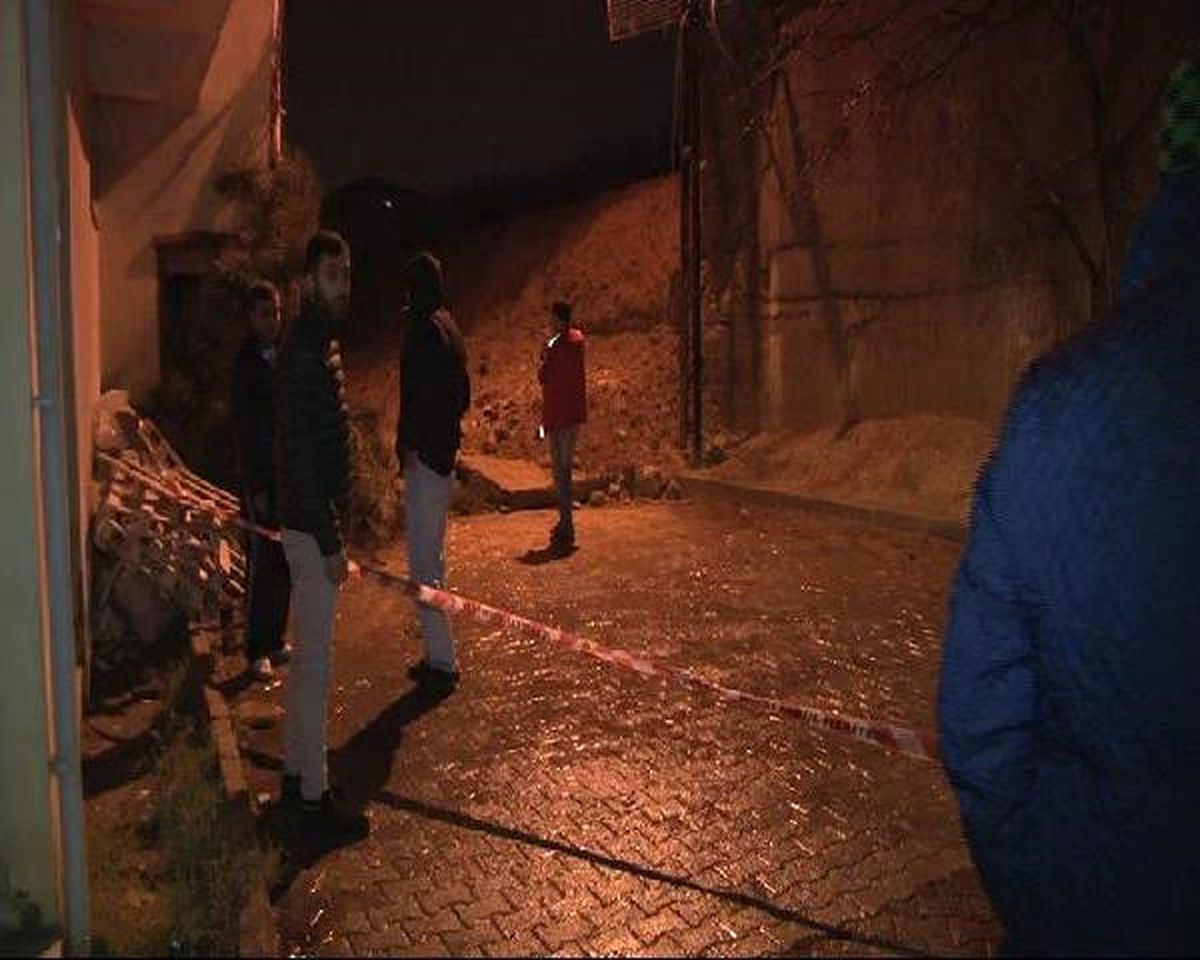Sultanbeyli\'de İstinat Duvarı Çöktü