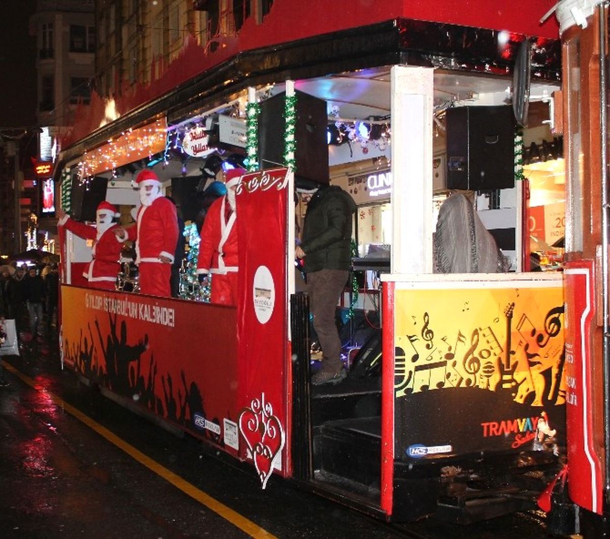 Taksim\'de Seyyar Orkestraya Yoğun İlgi