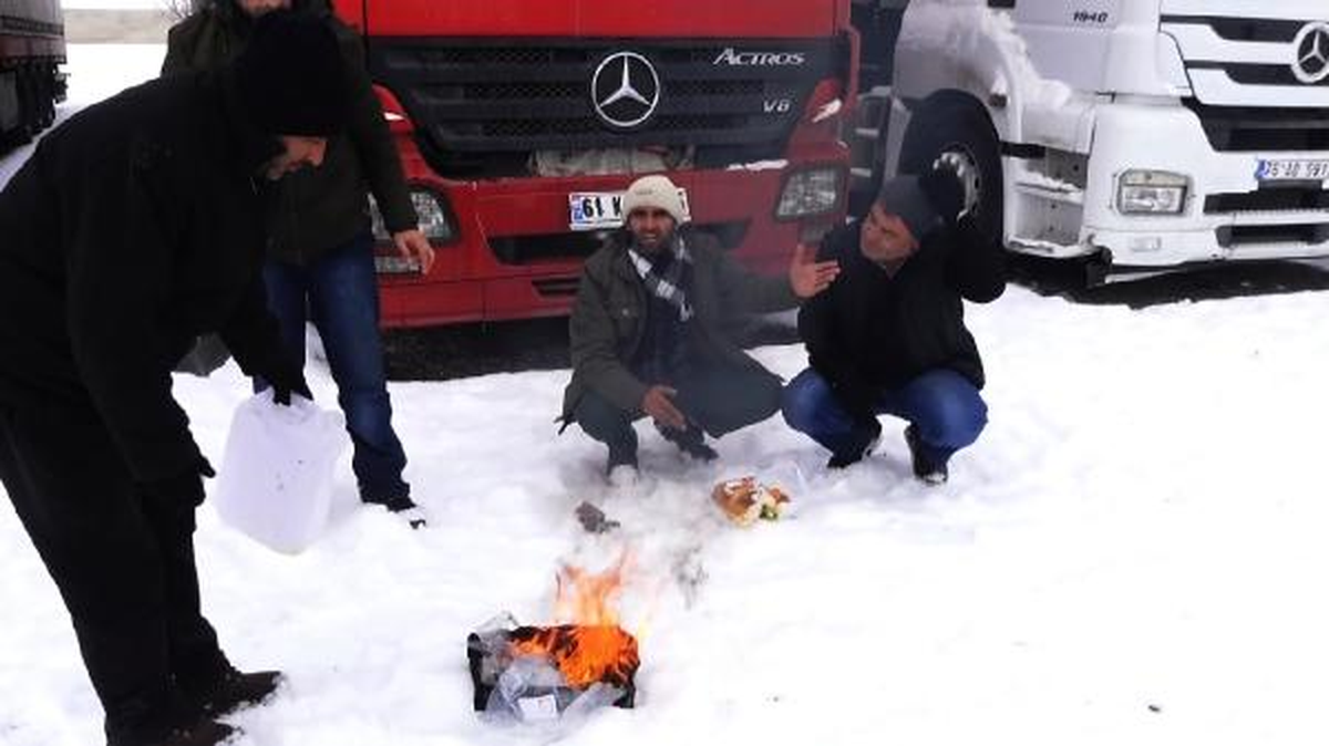 Tır Sürücülerinin Parkta Korkulu Bekleyişi