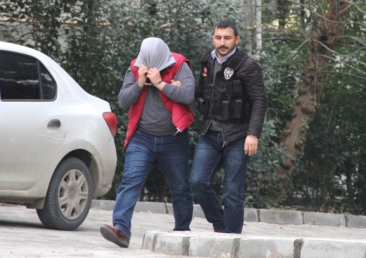 Uyuşturucu ve Silahla Yakalanan Emlakçı Tutuklandı