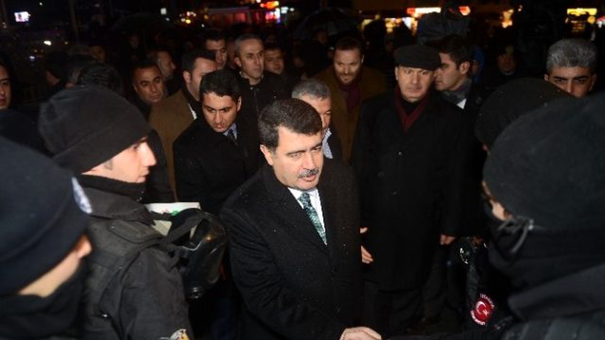 Vali Şahin\'den Taksim\'de Görev Yapan Polislere Ziyaret