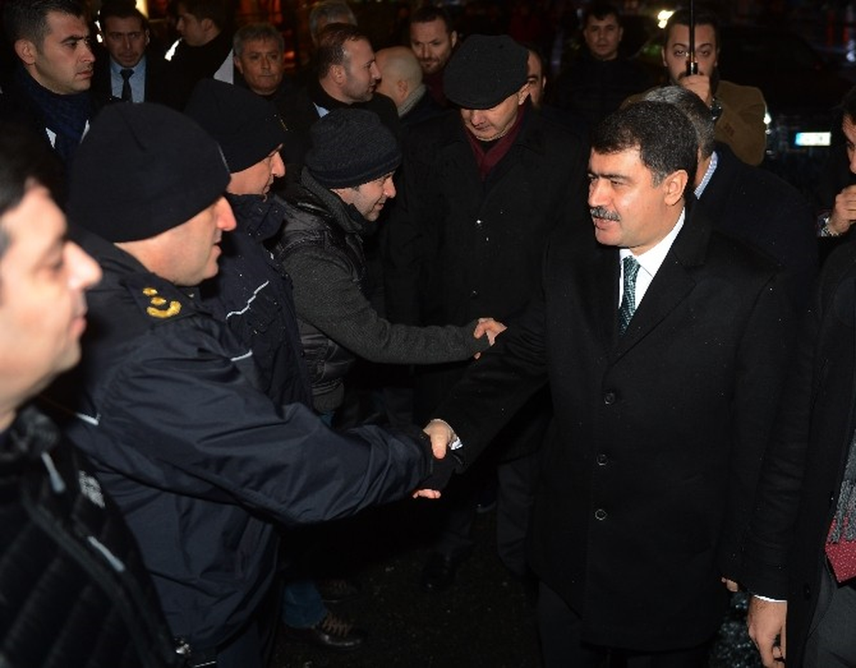 Vali Şahin Taksim\'de Görev Yapan Polisleri Ziyaret Etti