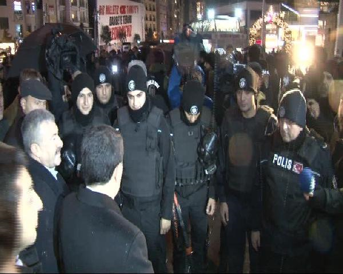 Vali Şahin, Taksim\'de Görev Yapan Polisleri Ziyaret Etti
