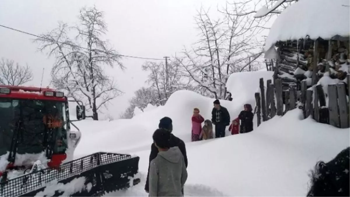 Yolu Kapanan Mahalleden Hasta Kurtarma Operasyonu