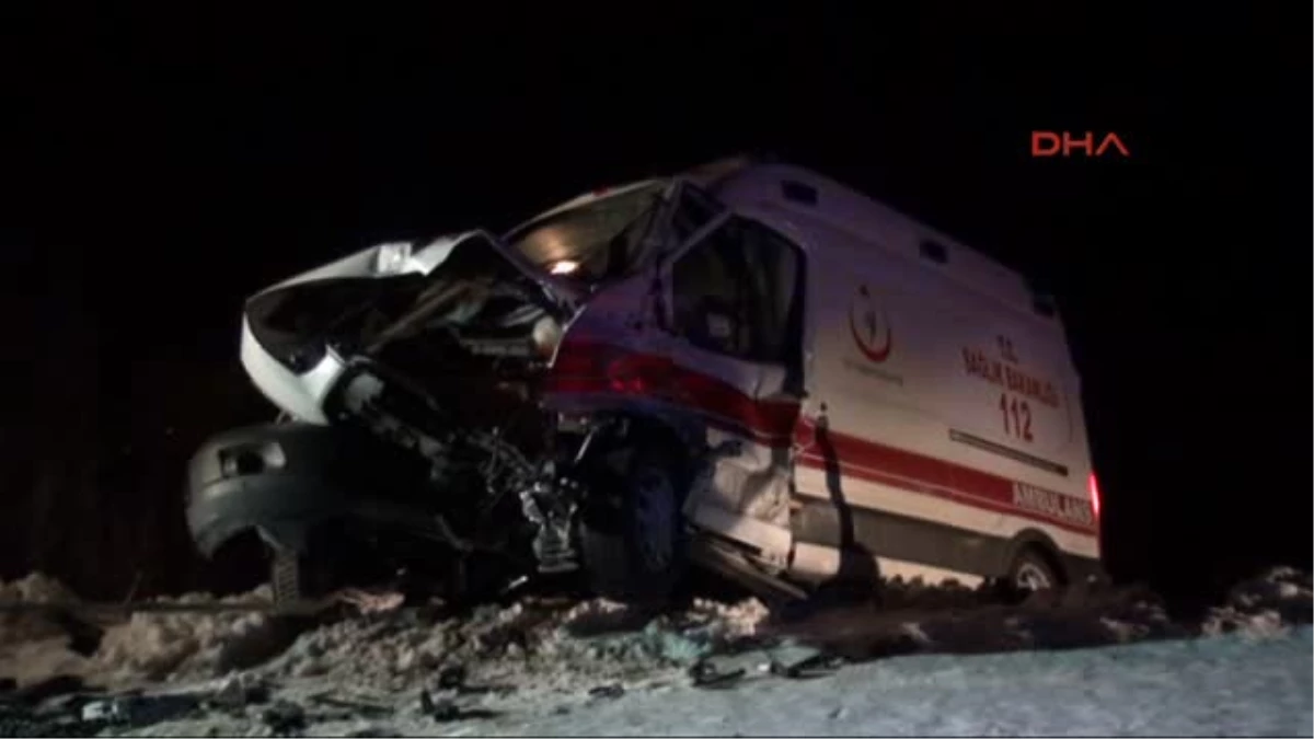 Yozgat Ambulans, Hastane Dönüşü Arızalı Grraydere Çarptı: 2 Yaralı