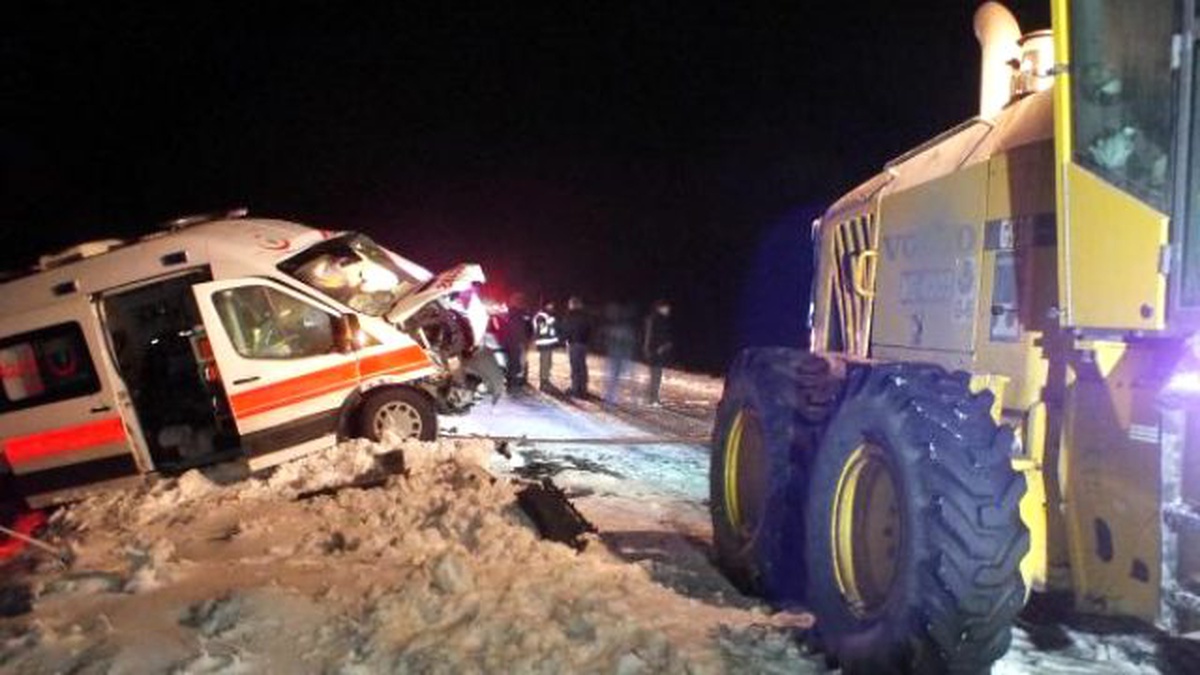 Yozgat\'ta Ambulans İş Makinesine Çarptı: 2 Yaralı