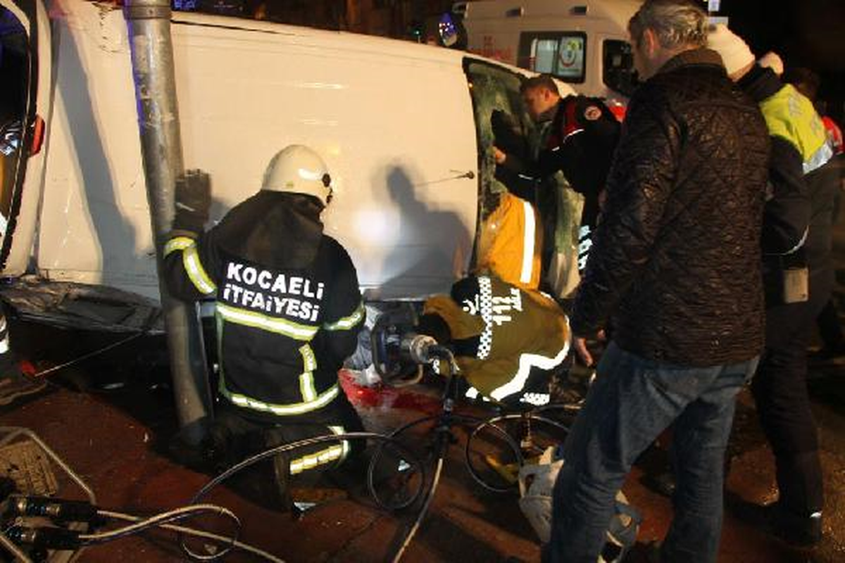 16 Yaşındaki Sürücünün Kırmızı Işık Kazası: 8 Yaralı