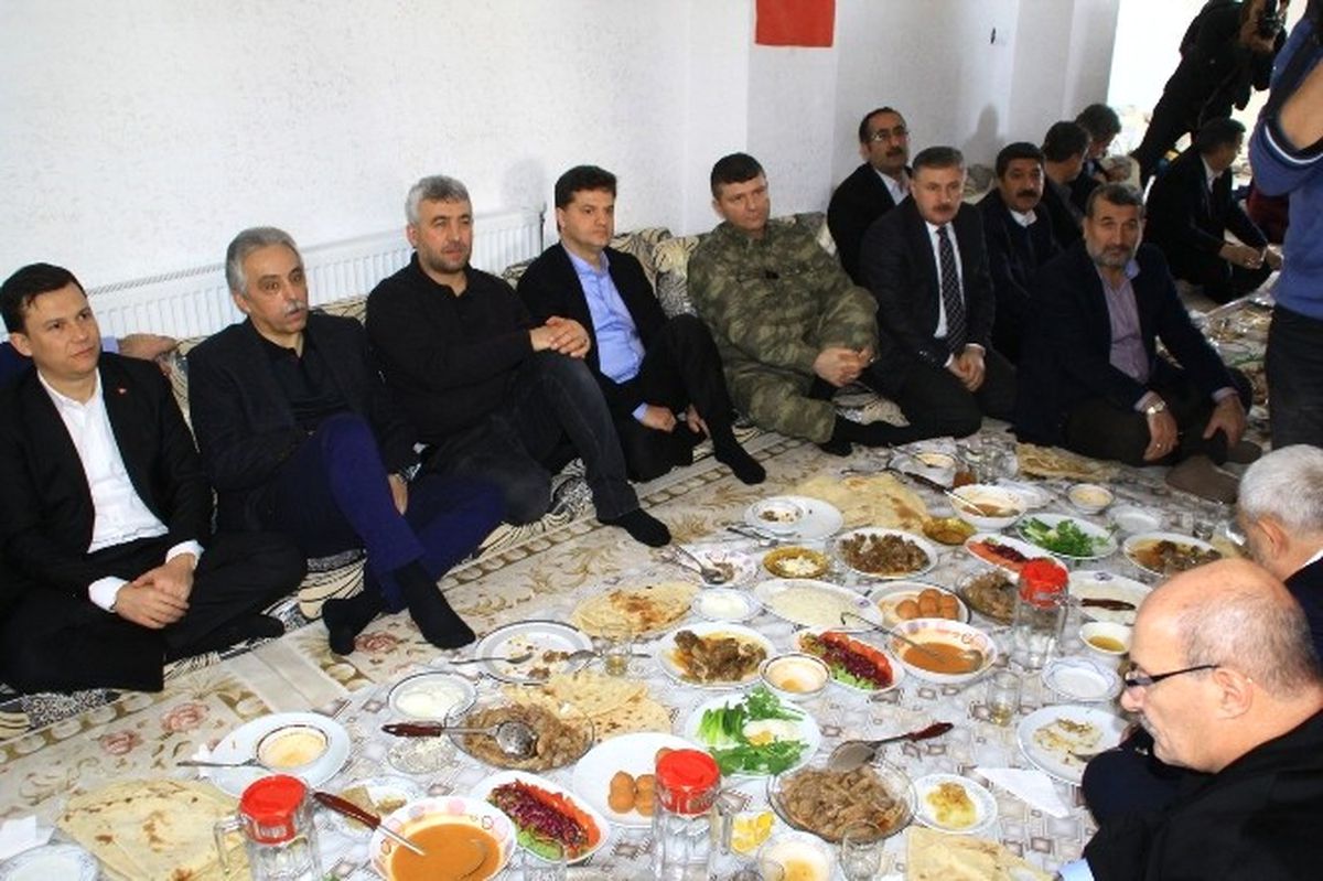 AK Parti Heyeti Hakkari\'de İstanbul\'daki Terör Saldırısını Kınadı