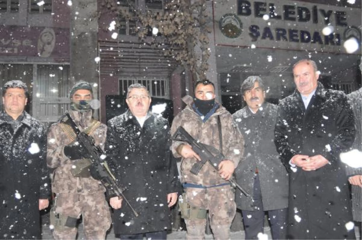 Ak Partili Gündoğdu, Yeni Yıla Nöbet Tutan Polislerle Girdi