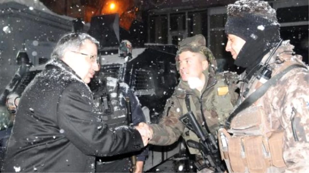 Ak Partili Gündoğdu, Yeni Yıla Nöbet Tutan Polislerle Girdi