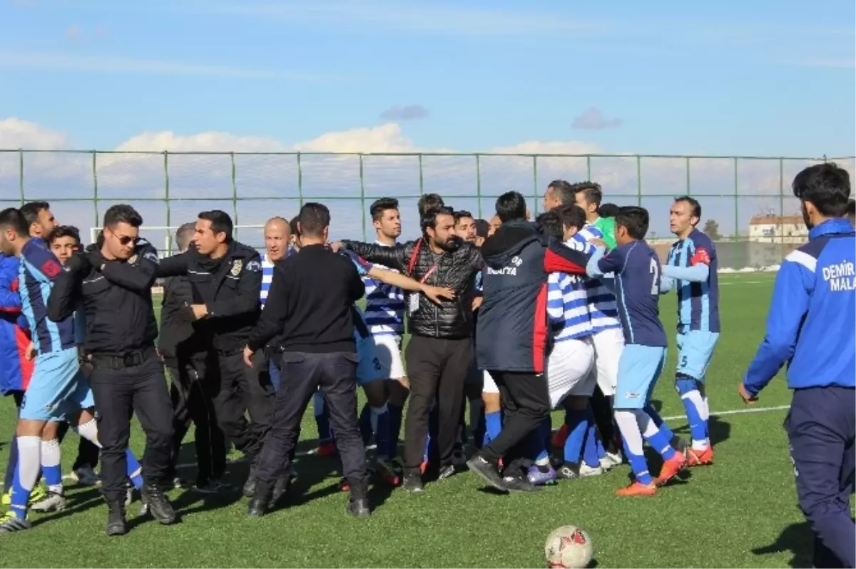Amatör Küme Maçında Ortalık Karıştı, Polis Gaz Kullandı