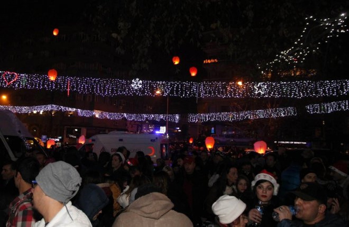 Ankaralılar Yeni Yılı Kuğulu Park\'ta Karşıladı