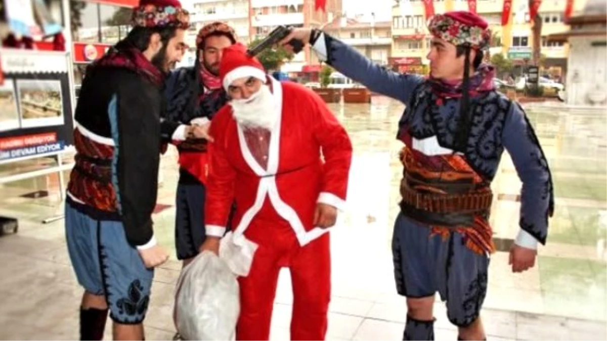 Aydın\'da Temsili "Noel Baba"Nın Başına Silah Dayanması