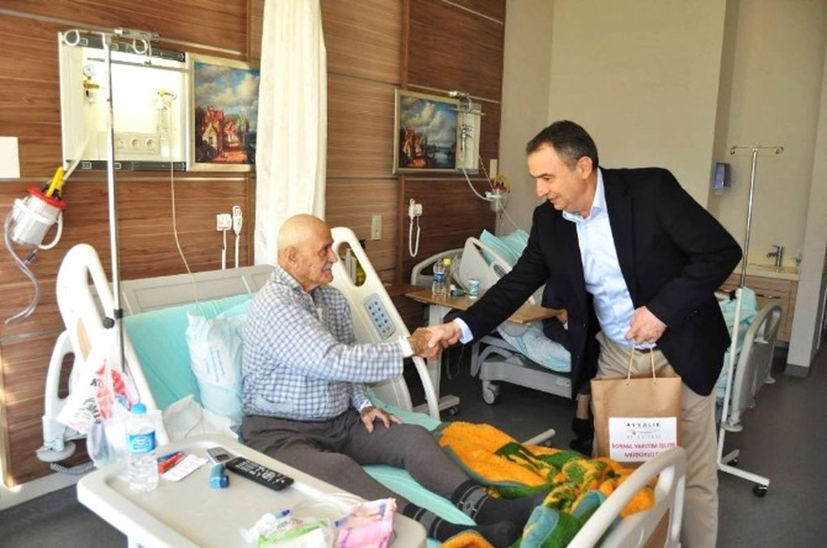 Ayvalık\'ta Başkan Gençer\'den Hasta ve Yaşlılara Yılbaşı Ziyareti
